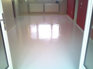 résine epoxy unie sur carrelage existant